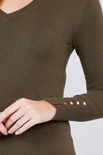 Load image into Gallery viewer, V-neck Sweater W/rivet Button
